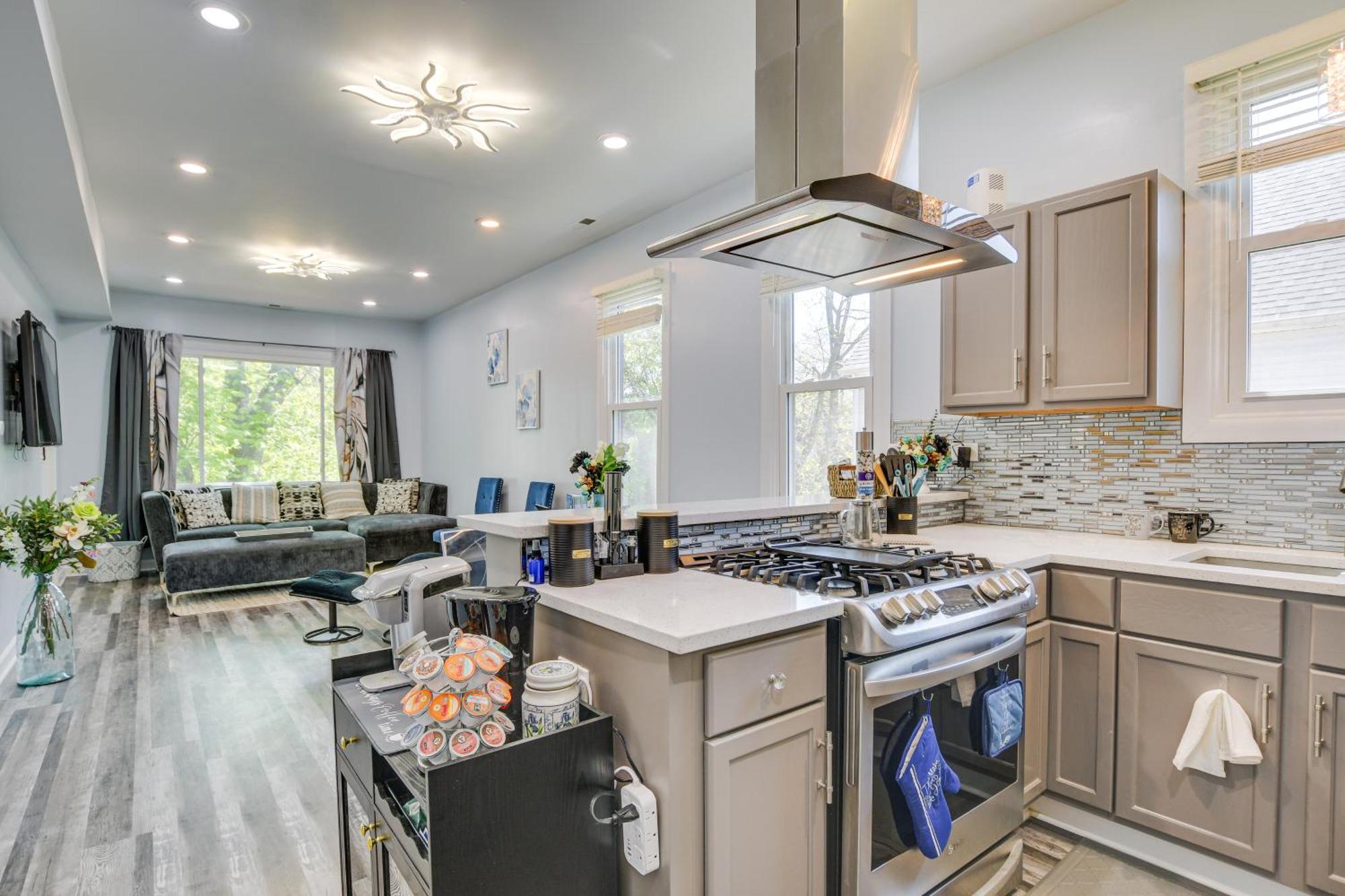 Apartment Walk To Metra Long-term Getaway In Chicago!