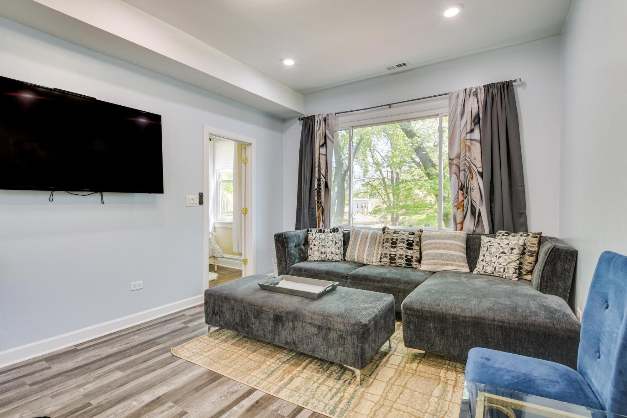 Apartment Walk To Metra Long-term Getaway In Chicago!