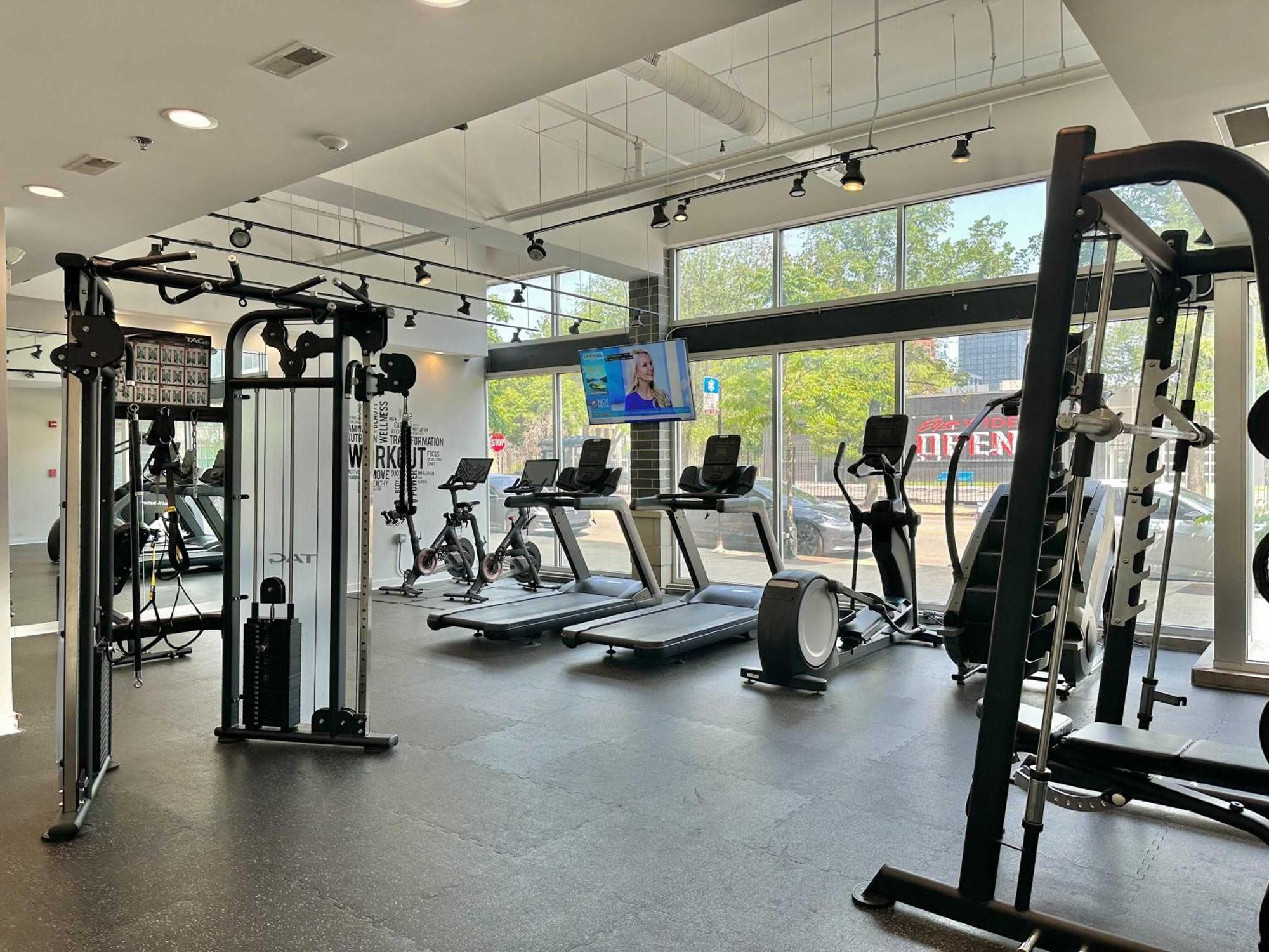 Gym Garage Parking Balcony Sleeps 6 *