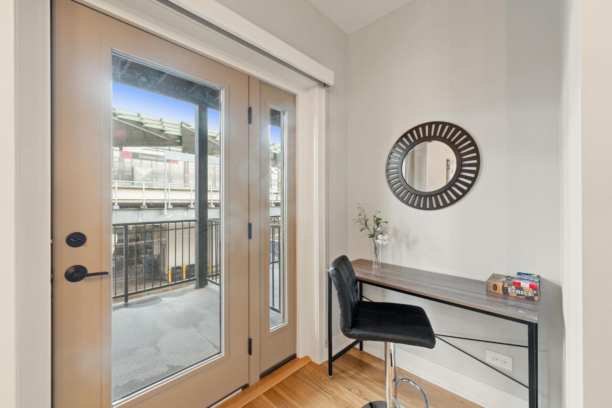 3 Bed 2 Bath Retreat W Balcony & Parking Apartment *