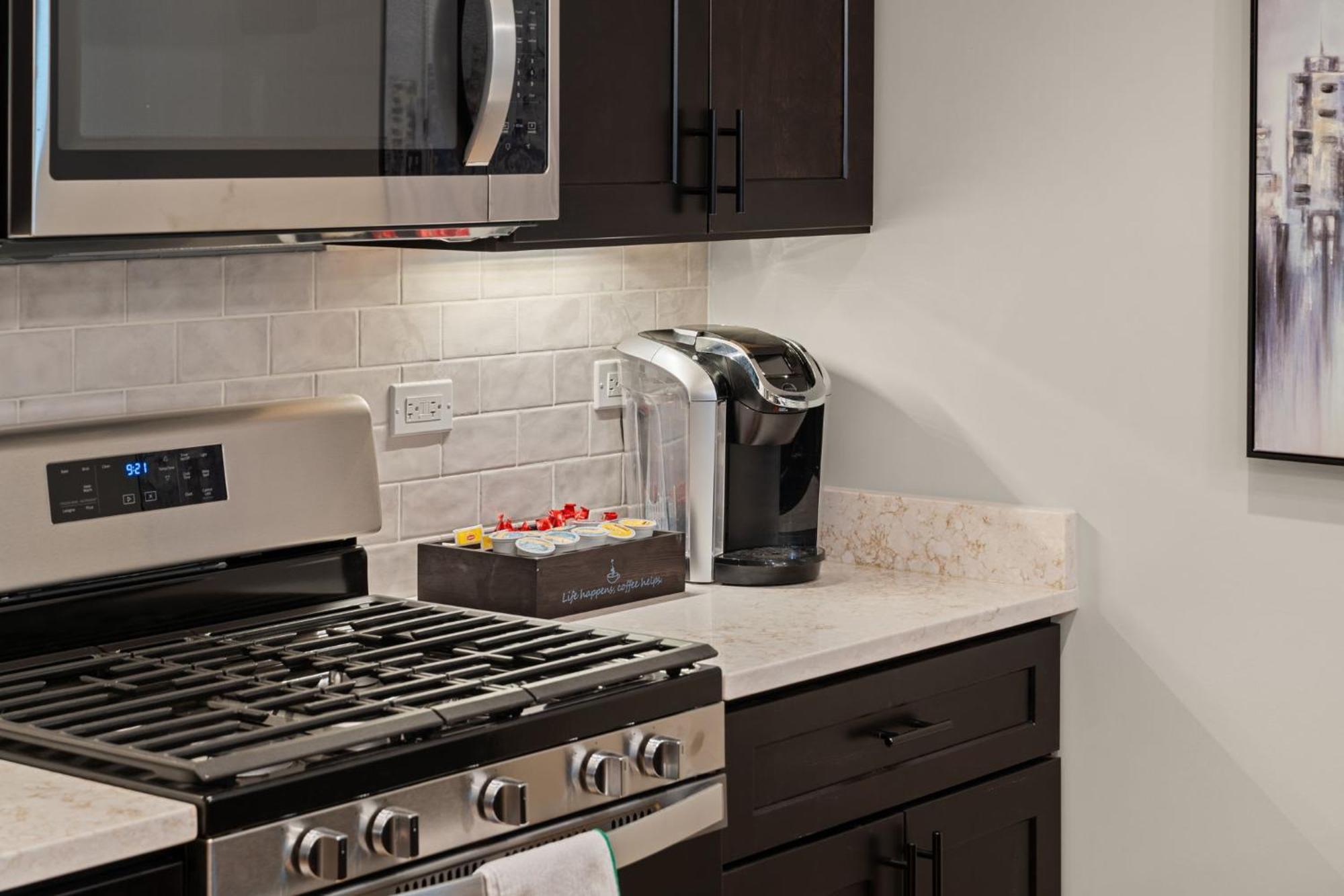 Apartment 3 Bed 2 Bath Retreat W Balcony & Parking