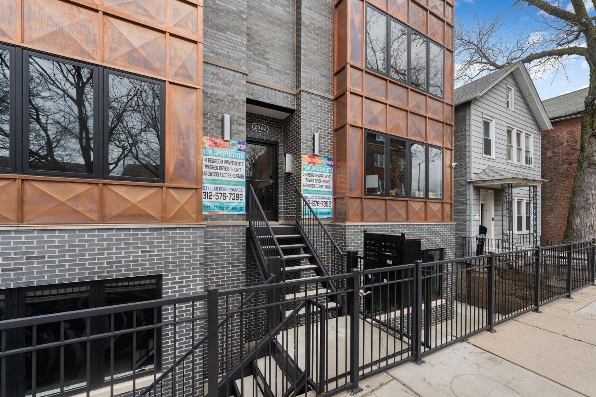 Apartment 3 Bed 2 Bath Retreat W Balcony & Parking Chicago