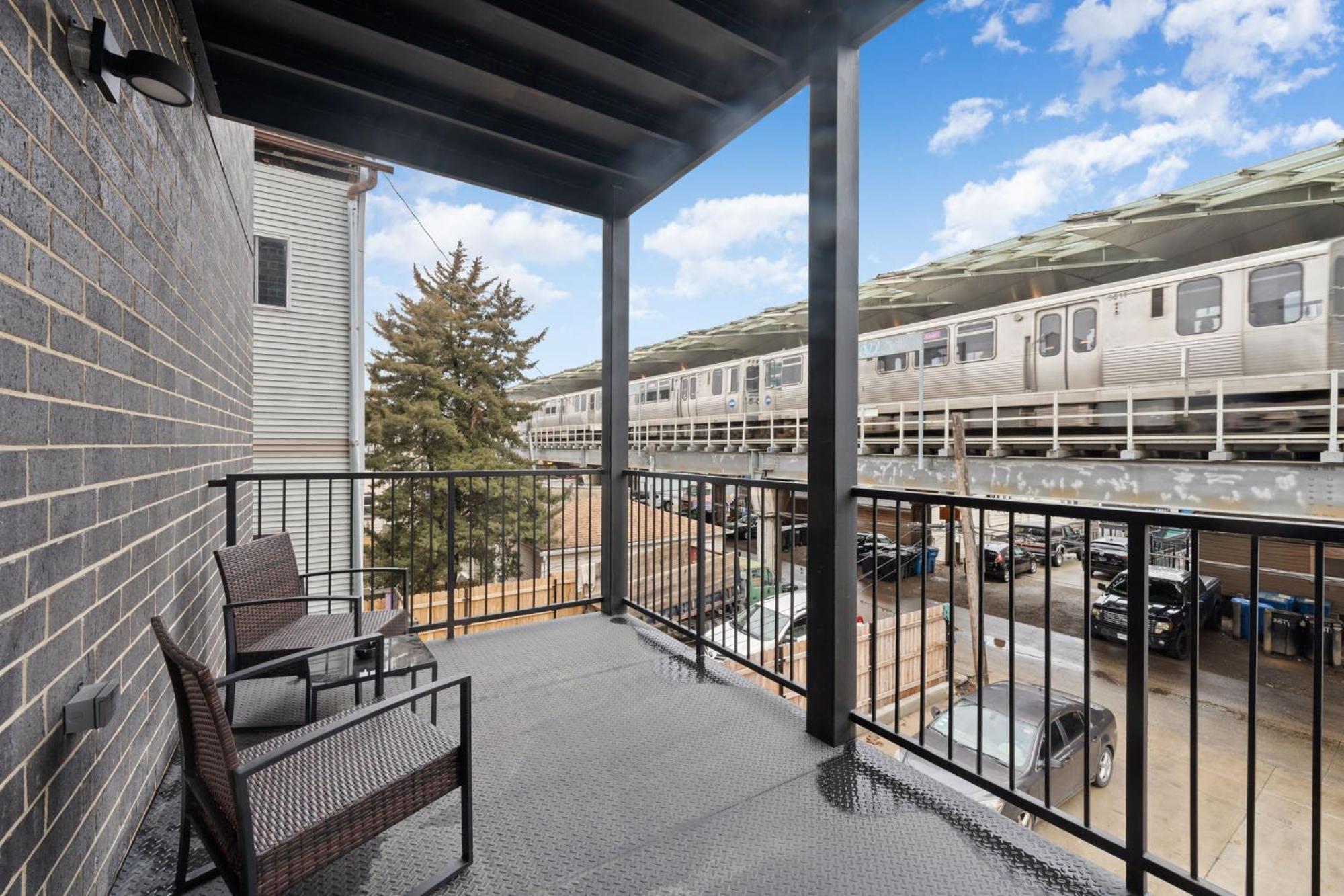 3 Bed 2 Bath Retreat W Balcony & Parking *