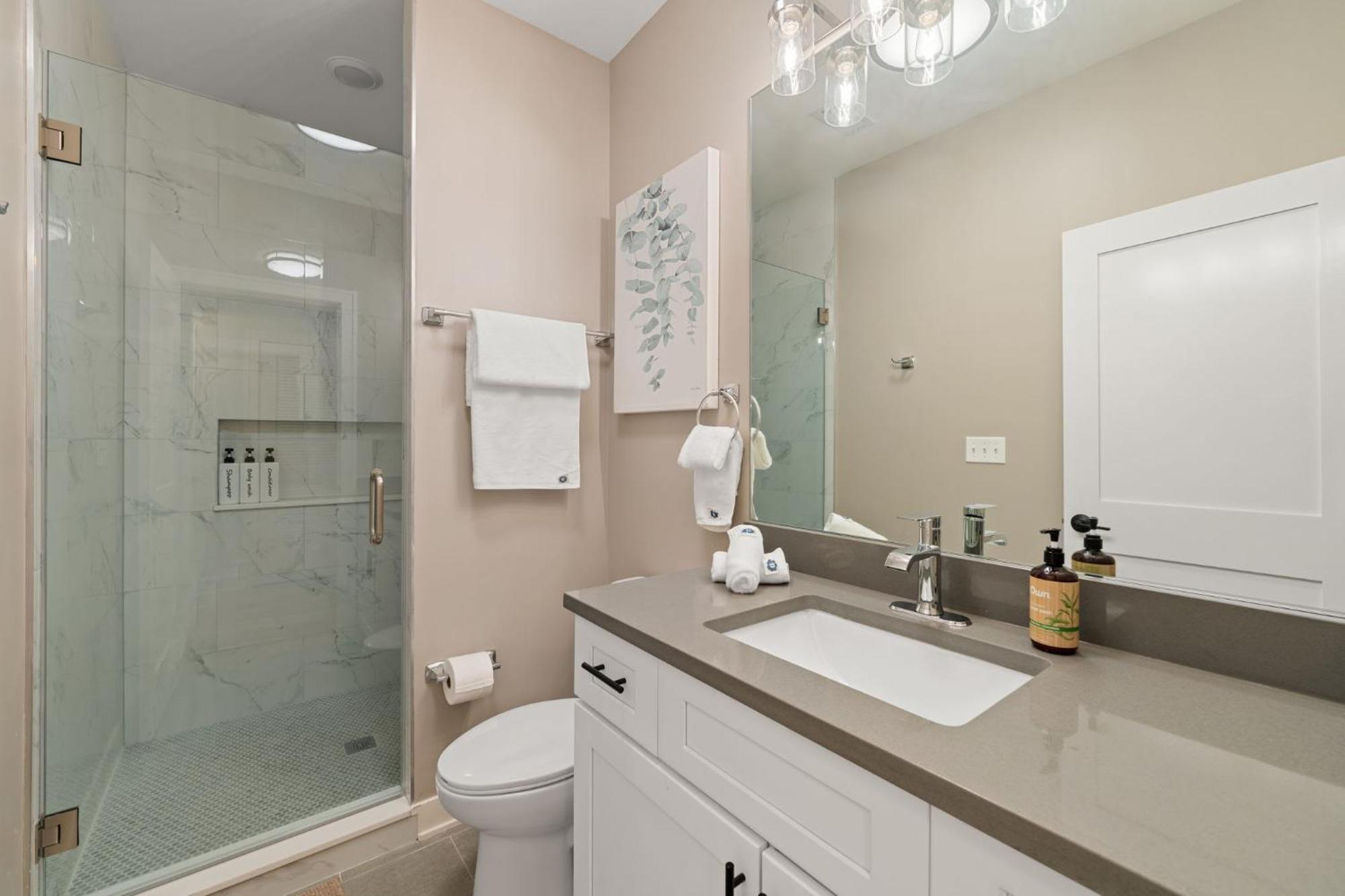 3 Bed 2 Bath Retreat W Balcony & Parking * Chicago