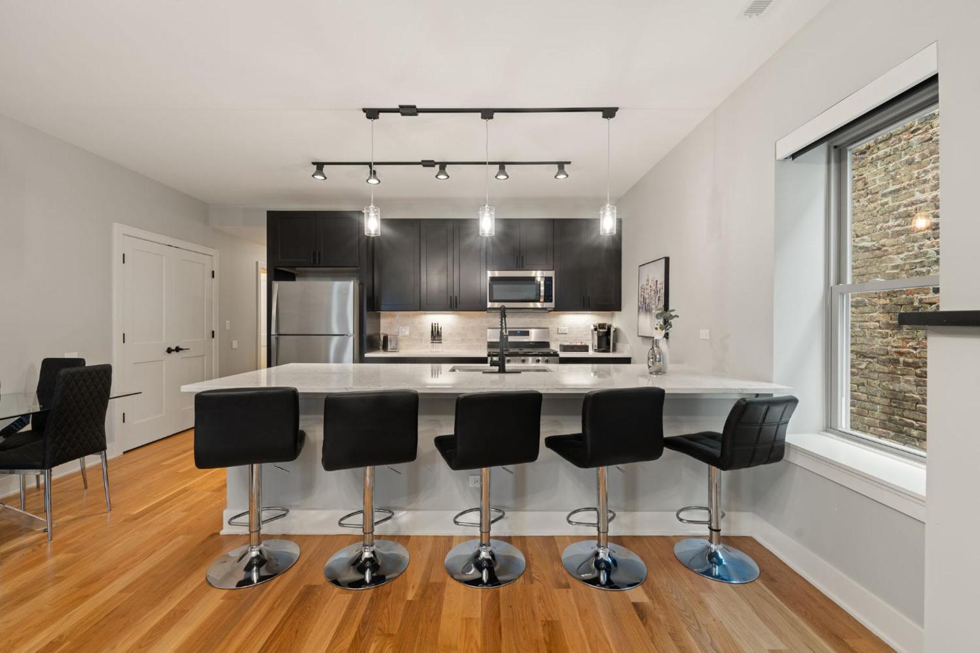 3 Bed 2 Bath Retreat W Balcony & Parking Apartment Chicago