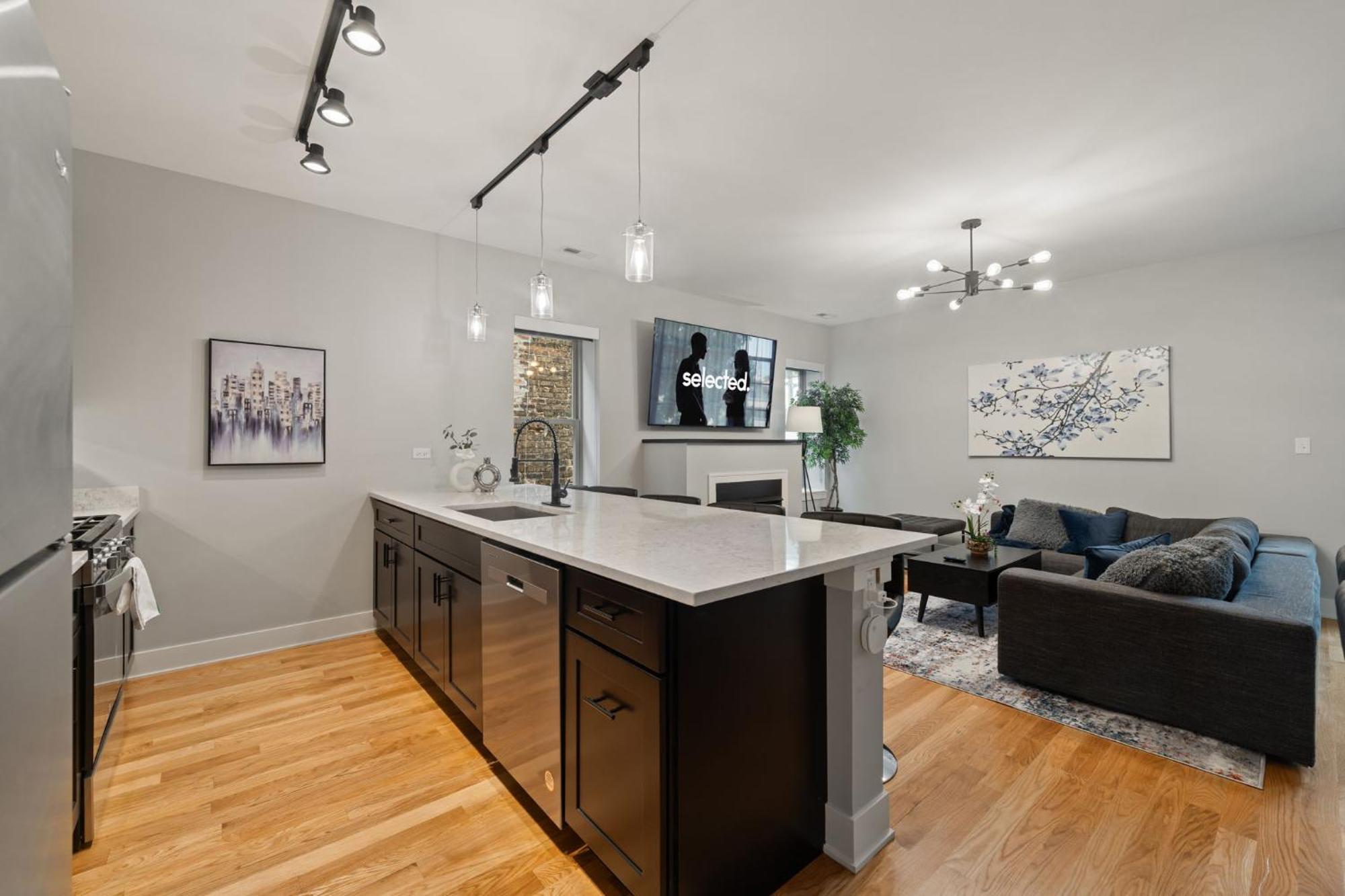 3 Bed 2 Bath Retreat W Balcony & Parking *
