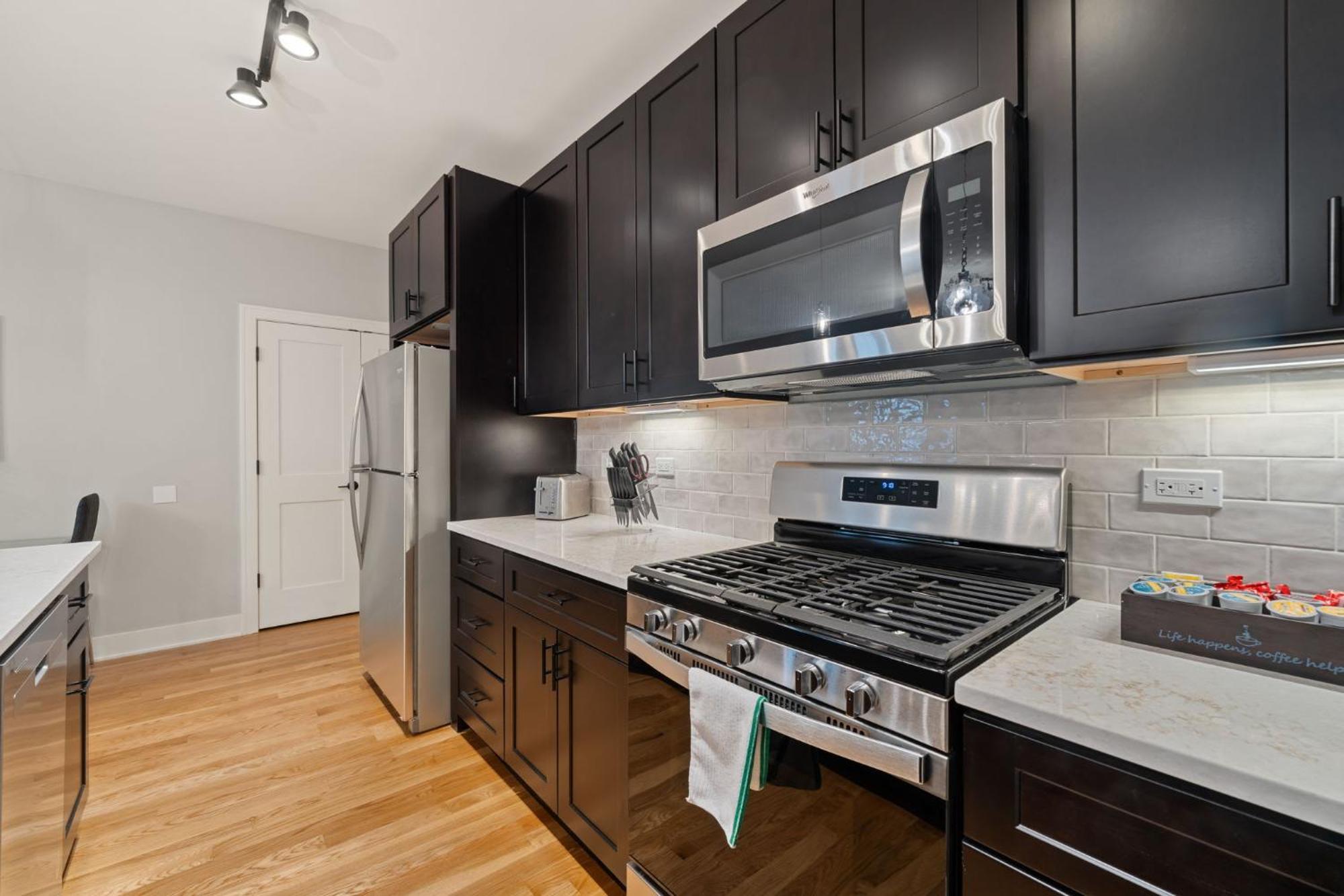3 Bed 2 Bath Retreat W Balcony & Parking Apartment *