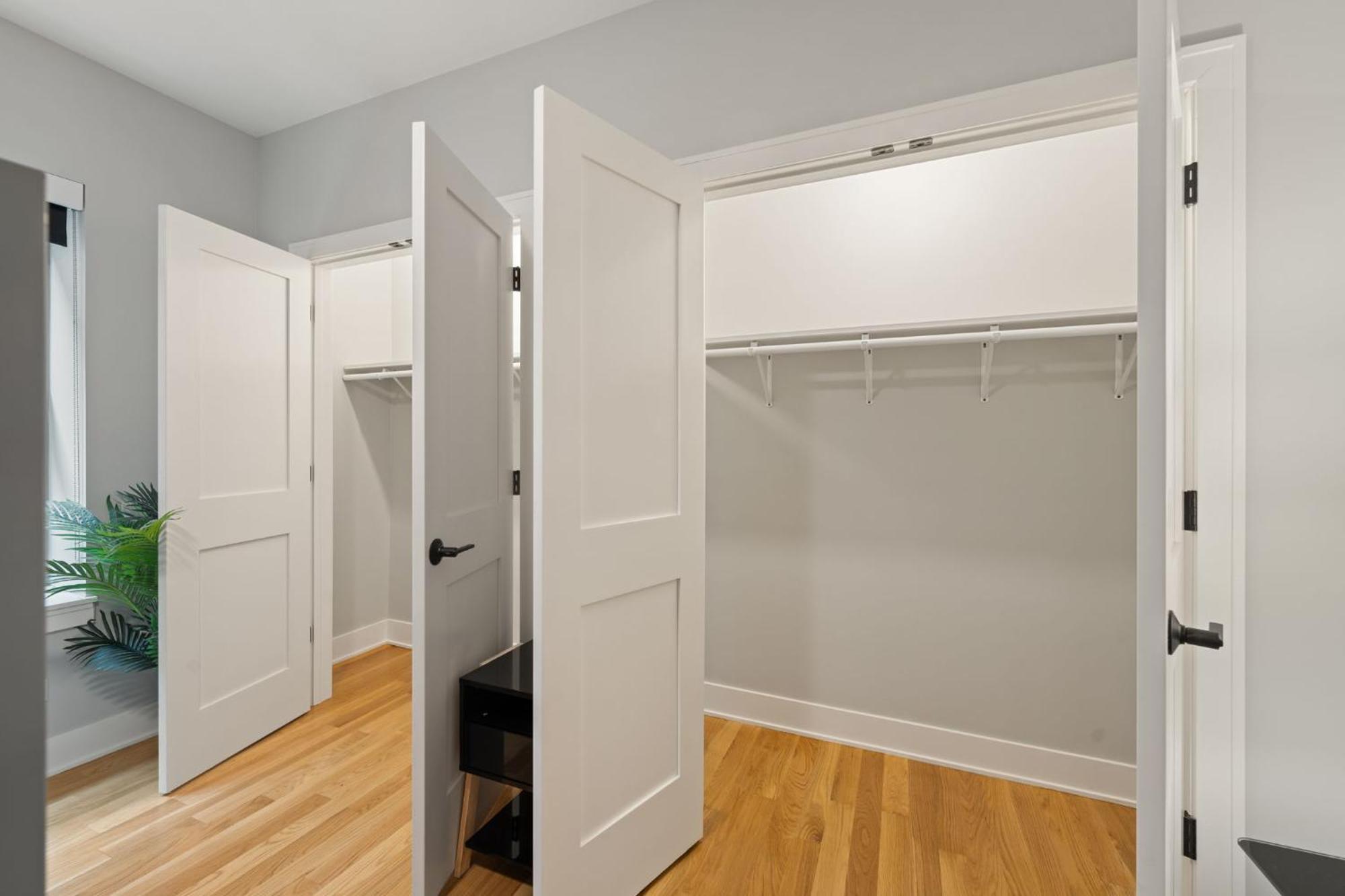 Apartment 3 Bed 2 Bath Retreat W Balcony & Parking *