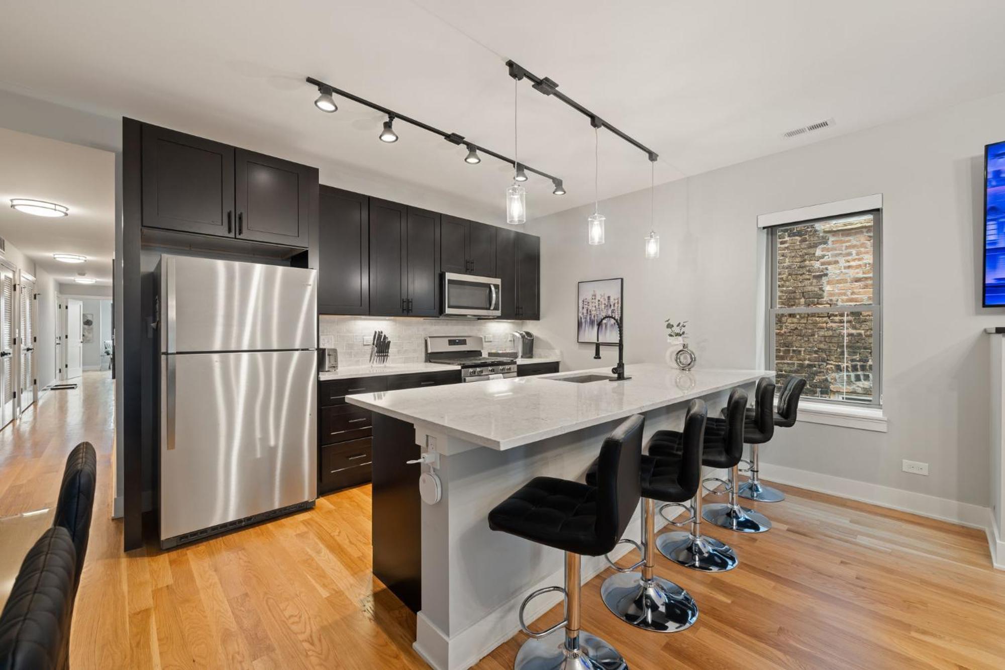 3 Bed 2 Bath Retreat W Balcony & Parking Apartment *