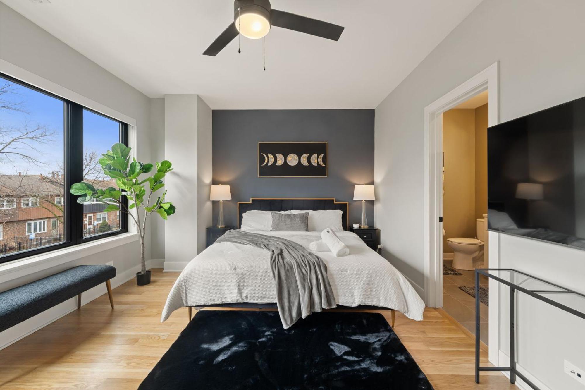 Apartment 3 Bed 2 Bath Retreat W Balcony & Parking *