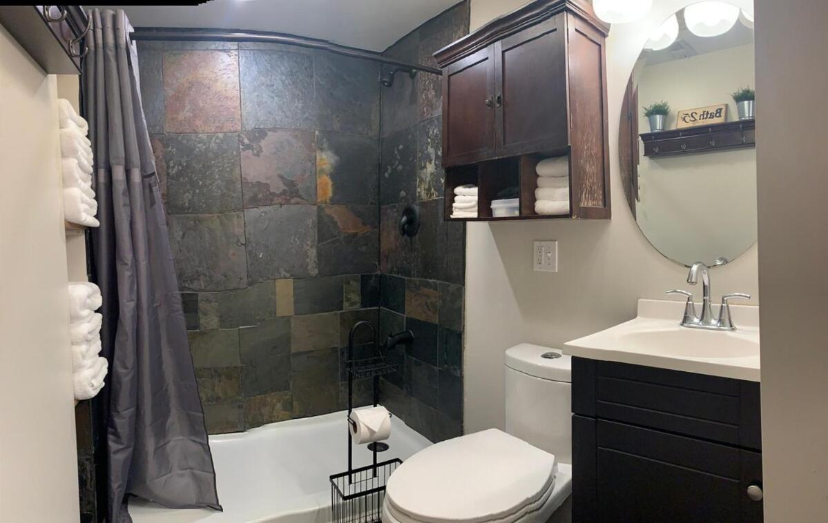 The Banksy-free Parking -4 Bedroom W King Bed- Firepit Rooftop Near United Center * Chicago