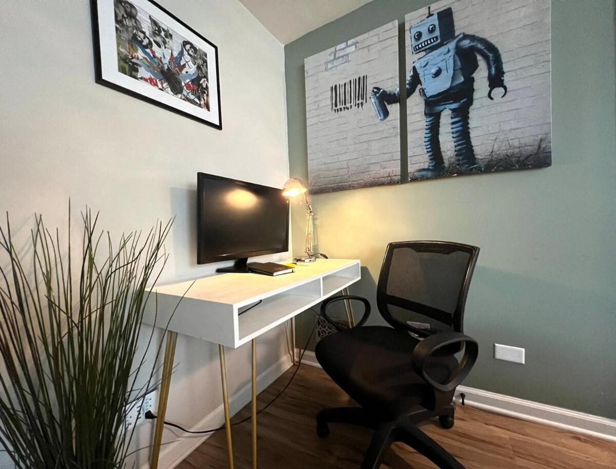 The Banksy-free Parking -4 Bedroom W King Bed- Firepit Rooftop Near United Center