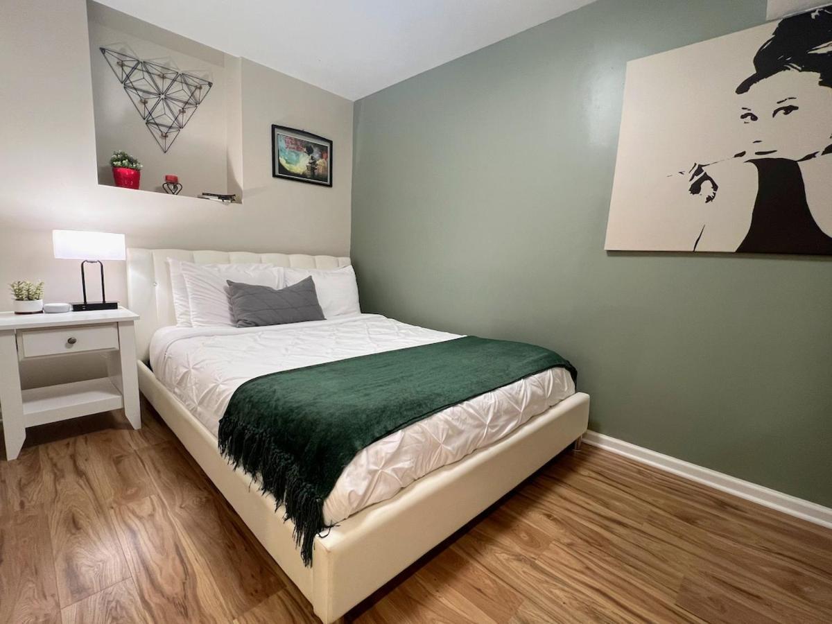 Apartment The Banksy-free Parking -4 Bedroom W King Bed- Firepit Rooftop Near United Center Chicago