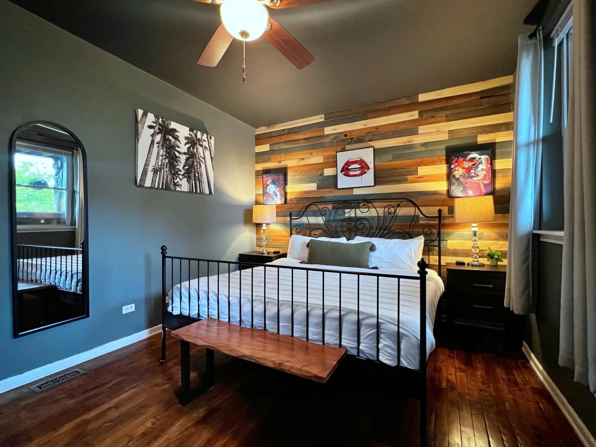 Apartment The Banksy-free Parking -4 Bedroom W King Bed- Firepit Rooftop Near United Center Chicago