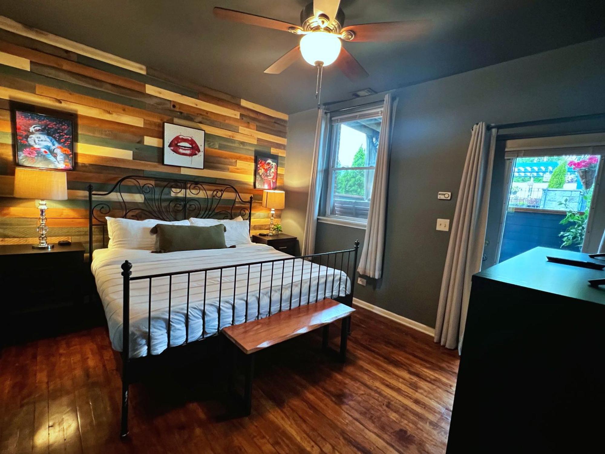 The Banksy-free Parking -4 Bedroom W King Bed- Firepit Rooftop Near United Center Chicago