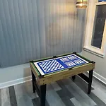 Cozy Apartment 3 Bedroom Near Downtown Parking