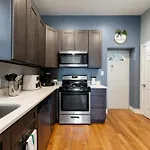 Cozy 2 Bed Home By West Loop With Parking & Laundry