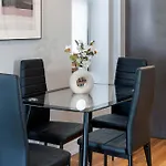 Cozy 2 Bed Home By West Loop With Parking & Laundry