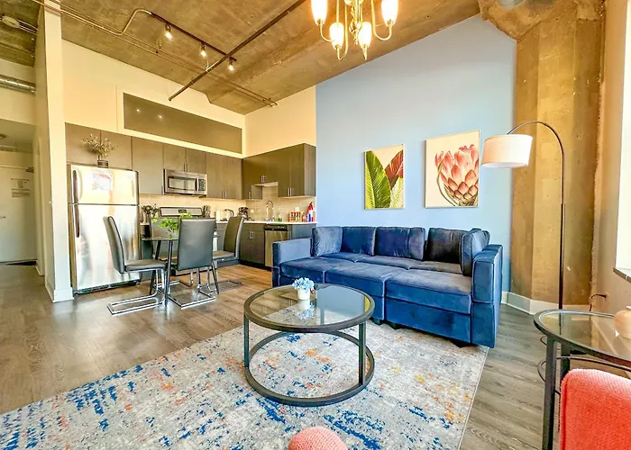 Charming 2Br Apartment With Skyline View, Optional Parking & Gym Access Near Mccormick Place, Lakefront And Soldier Field