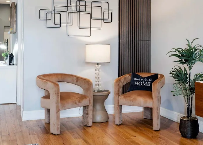 Cozy 2 Bed Home By West Loop With Parking & Laundry