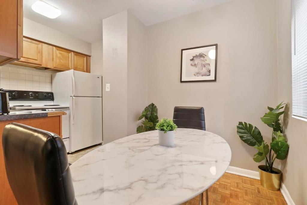 Apartment Fully Furnished Studio Apt In Lakeview - Oakdale 206 *