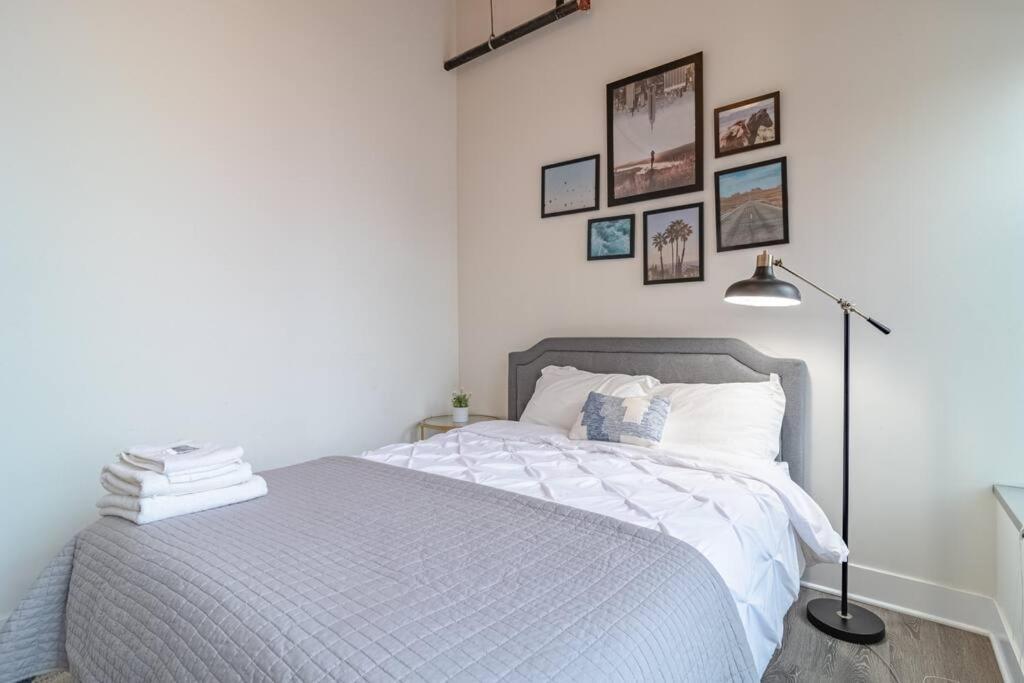 South Loop 2br Corner Unit With Natural Light, Optional Parking And Guest Access Near Downtown And Mccormick Place