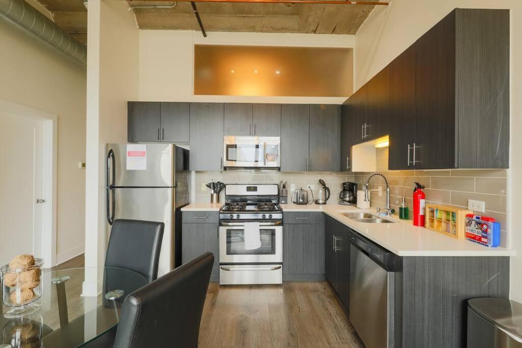 Cozy 2br With Optional Parking And Gym Access Near Field Museum, Lakefront & Mccormick Place Apartment