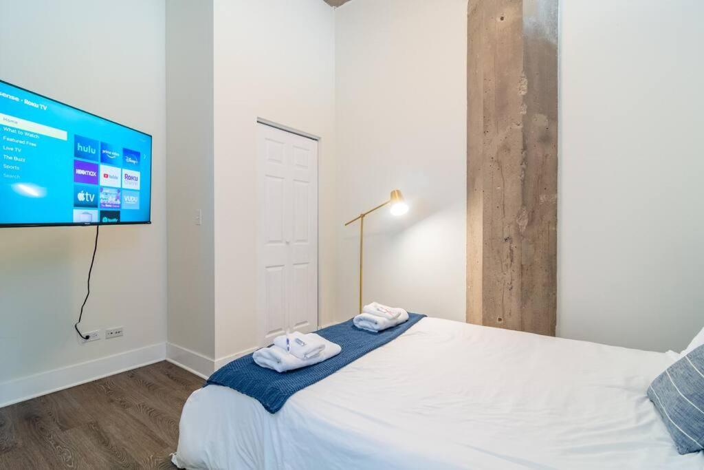Apartment Charming 2br With Skyline View, Optional Parking & Gym Access Near Mccormick Place, Lakefront And Soldier Field Chicago