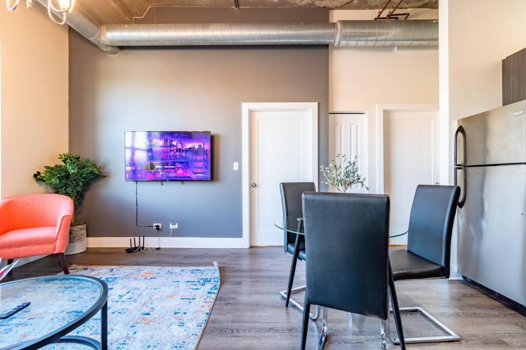 Charming 2br With Skyline View, Optional Parking & Gym Access Near Mccormick Place, Lakefront And Soldier Field * Chicago