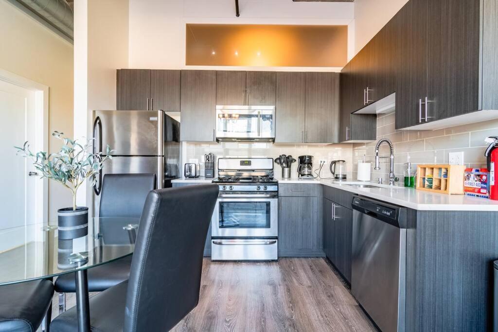 Charming 2br With Skyline View, Optional Parking & Gym Access Near Mccormick Place, Lakefront And Soldier Field Apartment Chicago