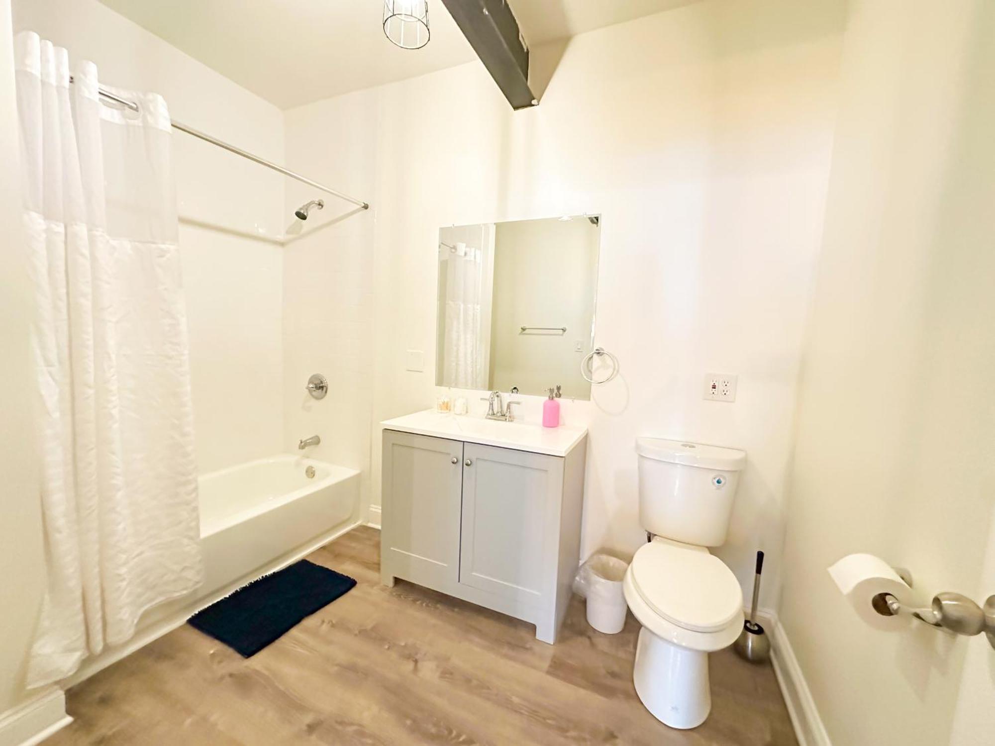 Mccormick Place Spacious 5br With Pool Table & Optional Parking Sleeps 10 Near Soldier Field And Grant Park *