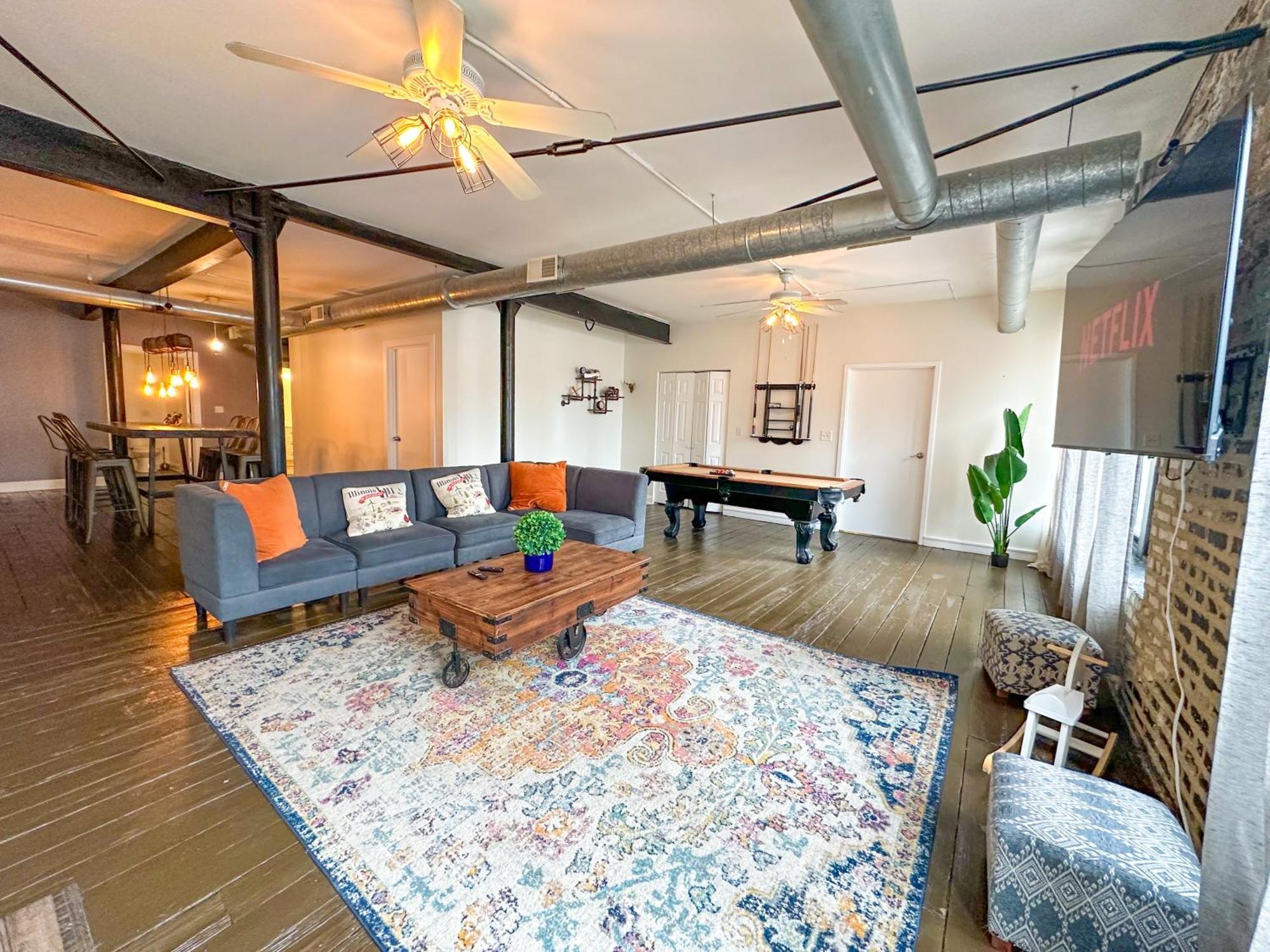 Mccormick Place Spacious 5br With Pool Table & Optional Parking Sleeps 10 Near Soldier Field And Grant Park Apartment
