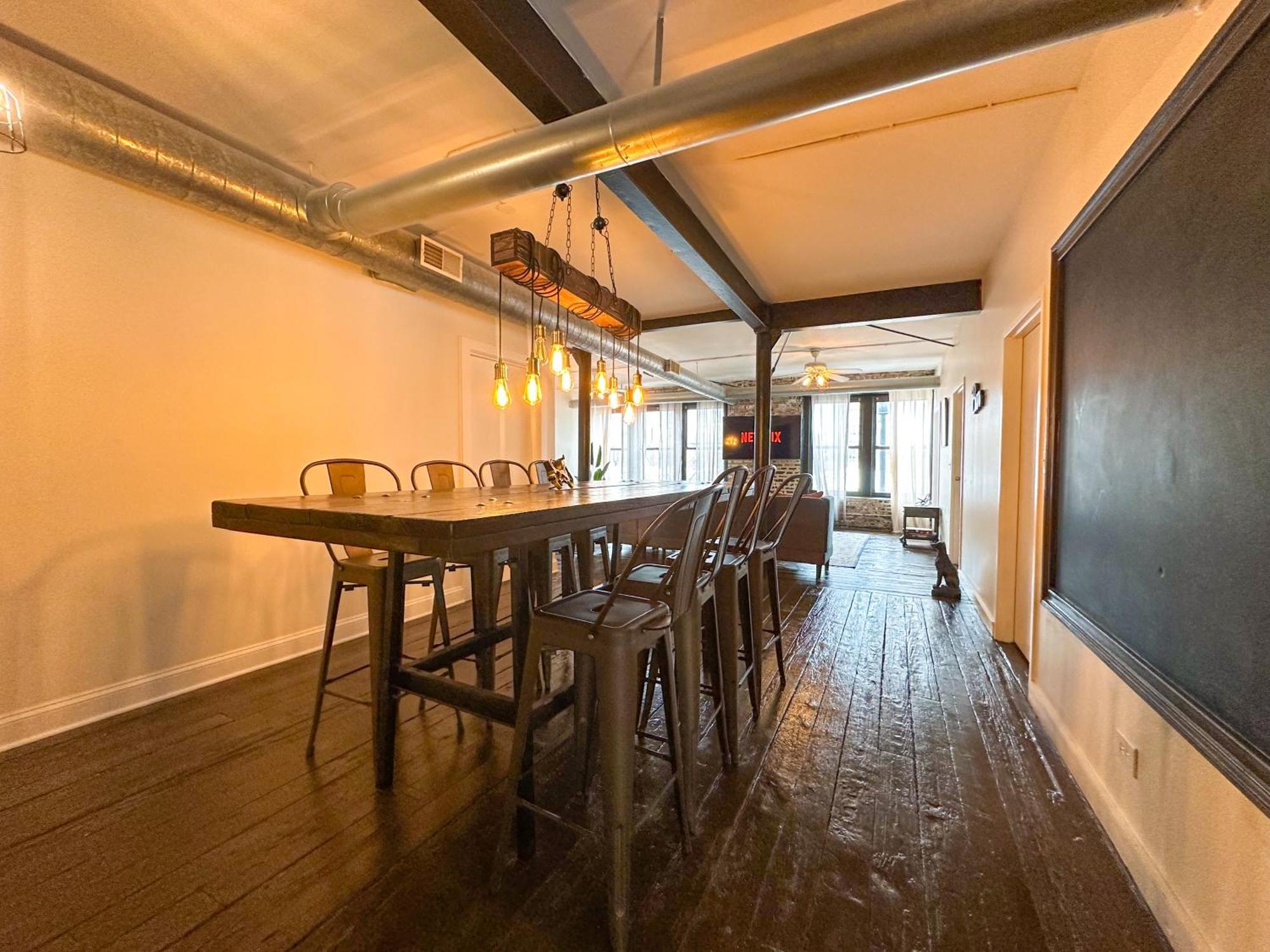 Mccormick Place Spacious 5br With Pool Table & Optional Parking Sleeps 10 Near Soldier Field And Grant Park Apartment *