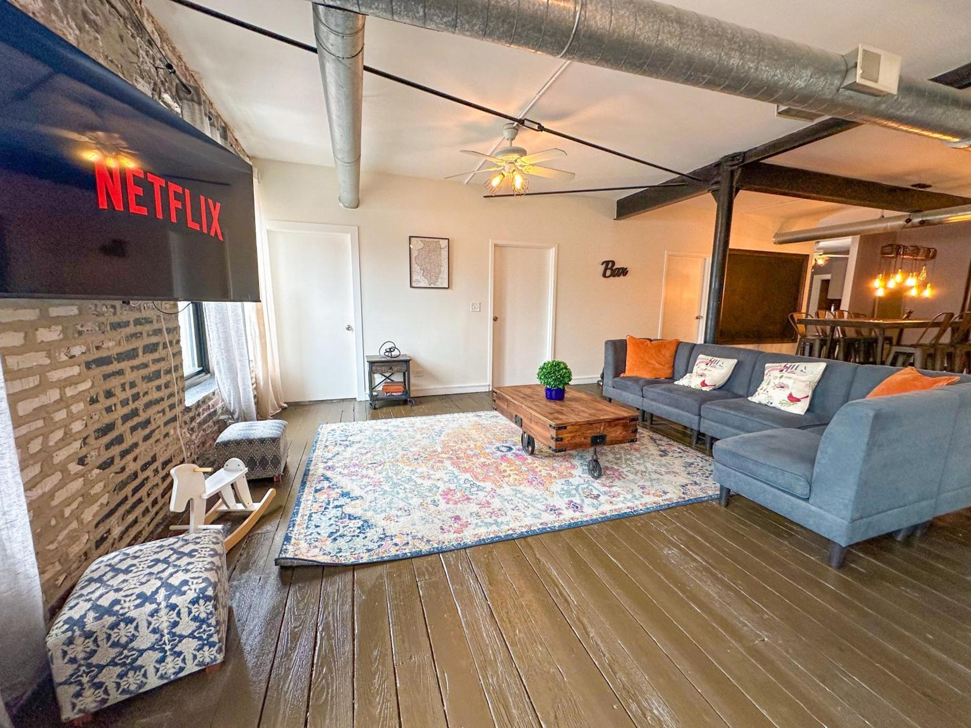 Apartment Mccormick Place Spacious 5br With Pool Table & Optional Parking Sleeps 10 Near Soldier Field And Grant Park *