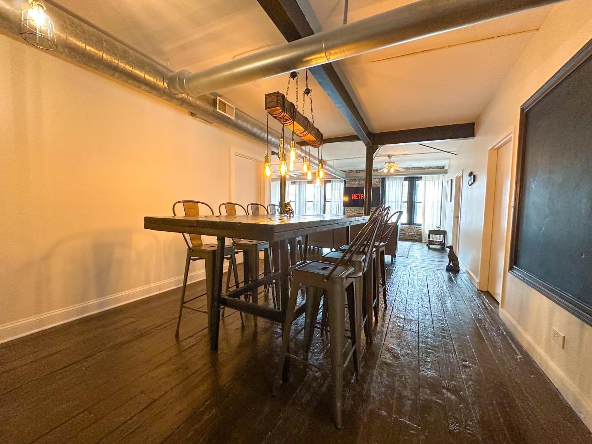 Mccormick Place Spacious 5br With Pool Table & Optional Parking Sleeps 10 Near Soldier Field And Grant Park