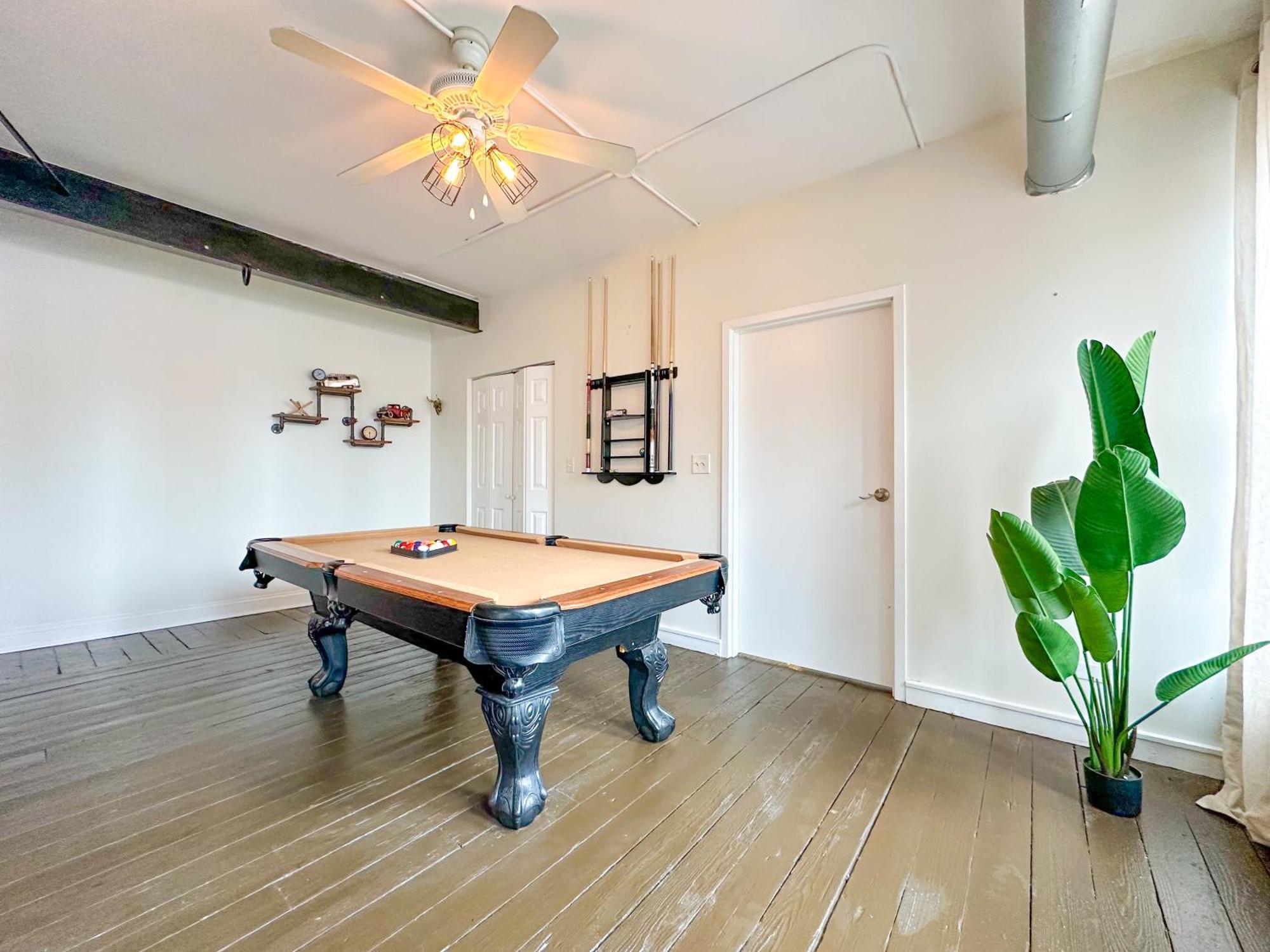 Mccormick Place Spacious 5br With Pool Table & Optional Parking Sleeps 10 Near Soldier Field And Grant Park Apartment