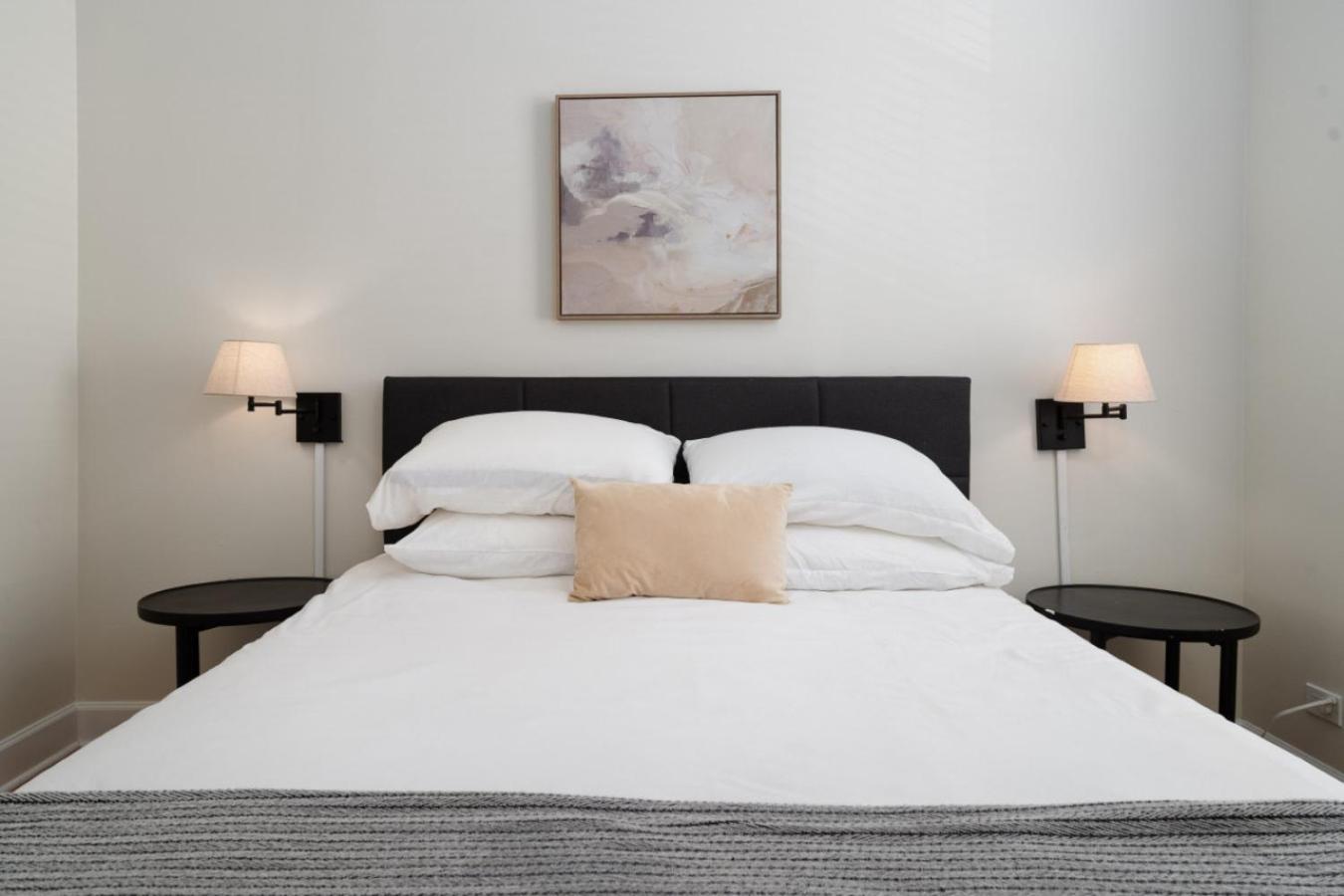 Charming Renovated Apartment In Ukrainian Village
