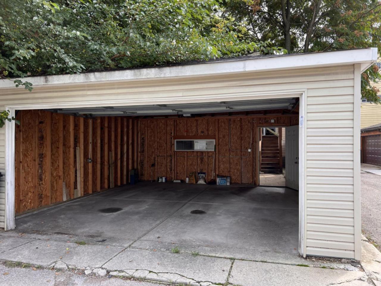 Spacious Three Bedroom With Parking And Patio Chicago