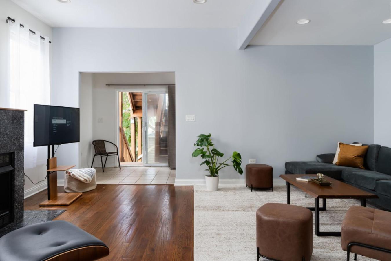 Apartment Spacious Three Bedroom With Parking And Patio