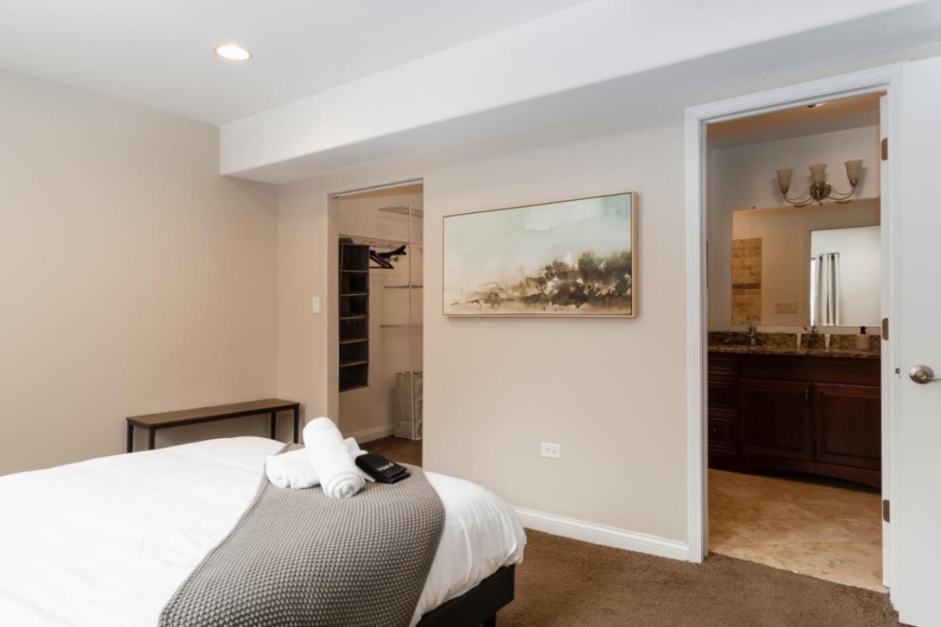 Spacious Three Bedroom With Parking And Patio Apartment *