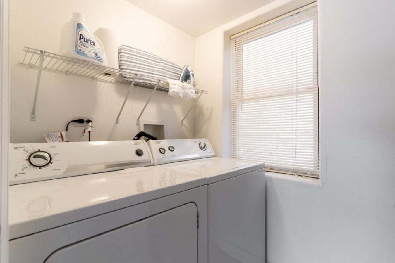 Apartment Spacious Three Bedroom With Parking And Patio *