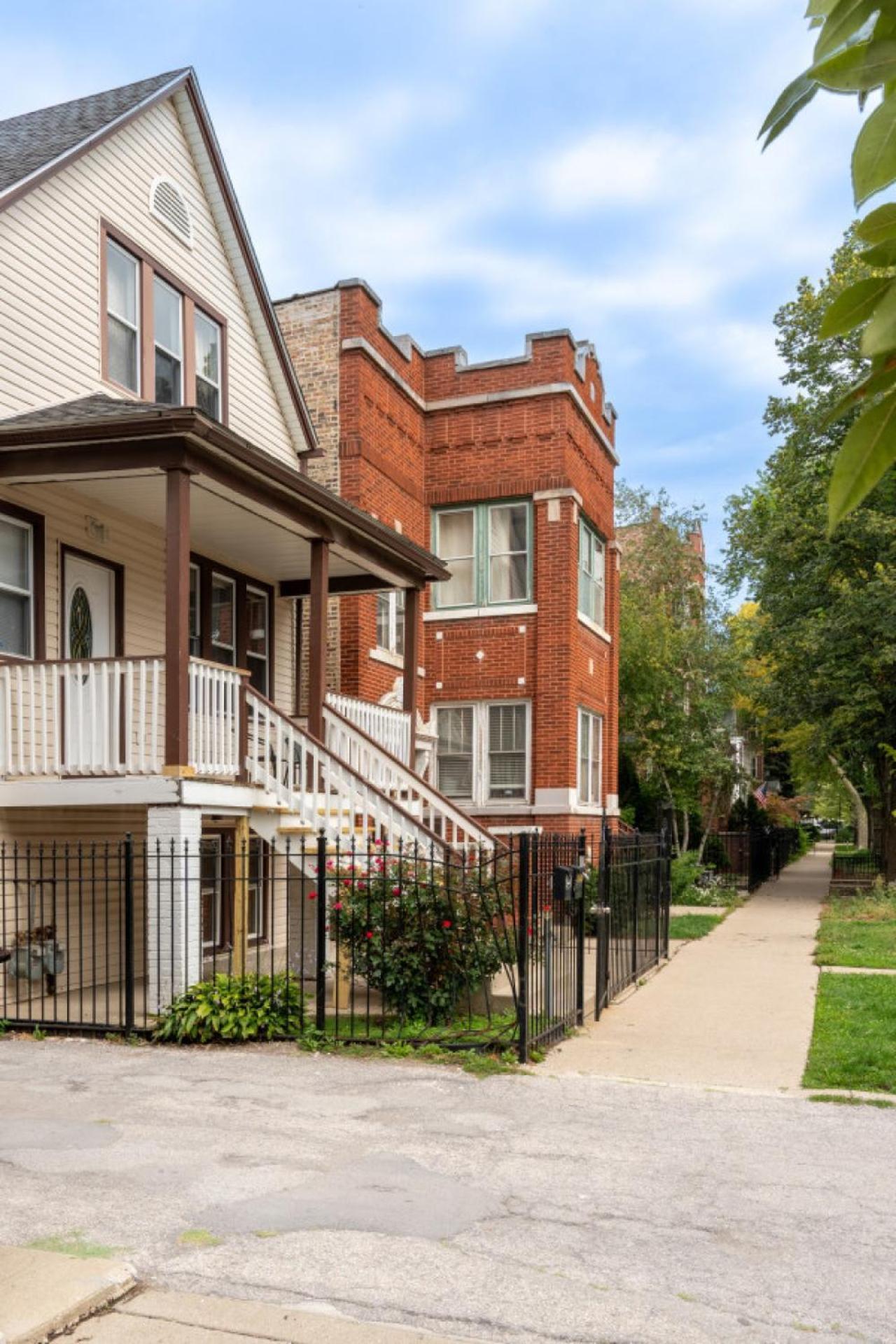 Apartment Spacious Three Bedroom With Parking And Patio