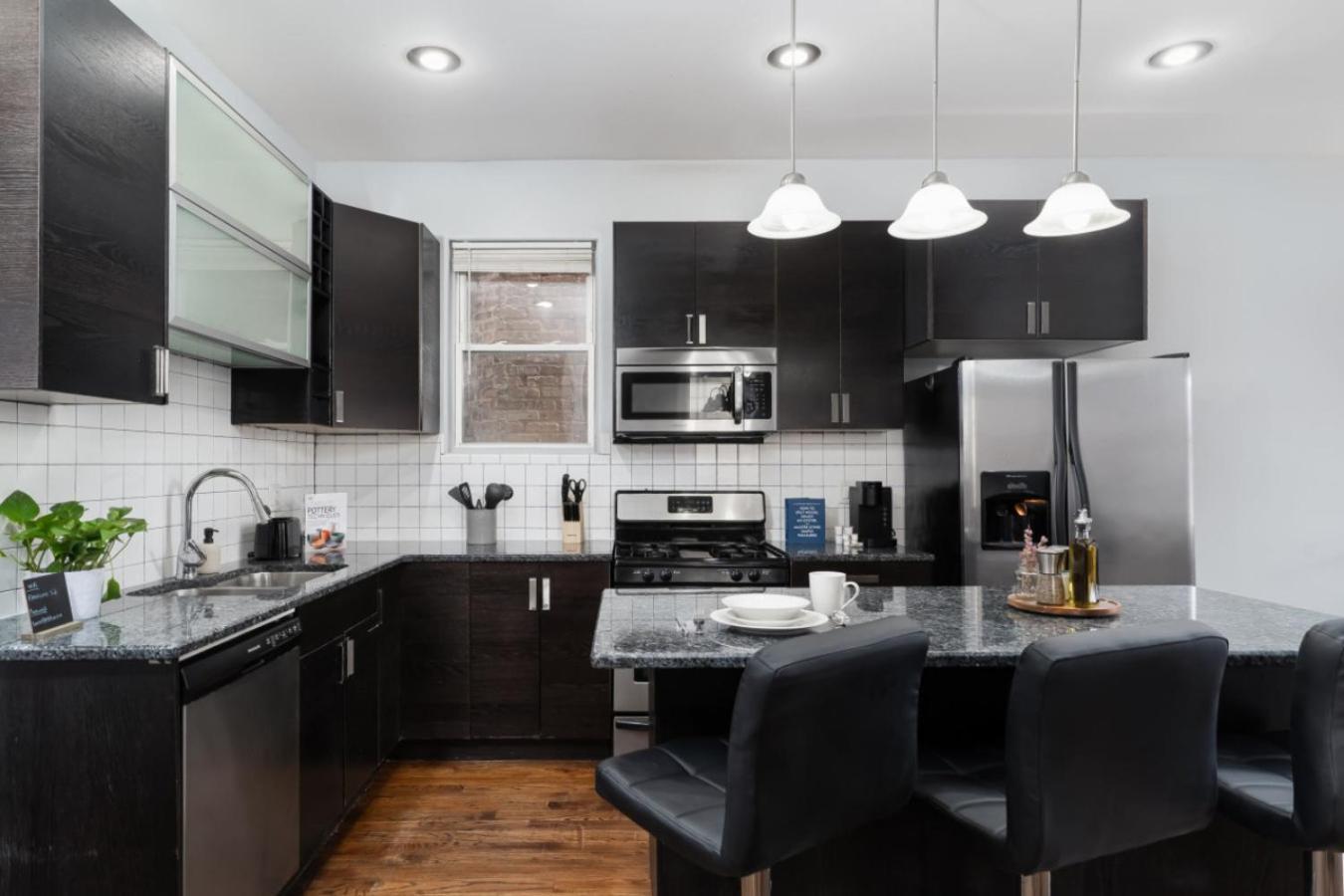 Spacious Three Bedroom With Parking And Patio Apartment