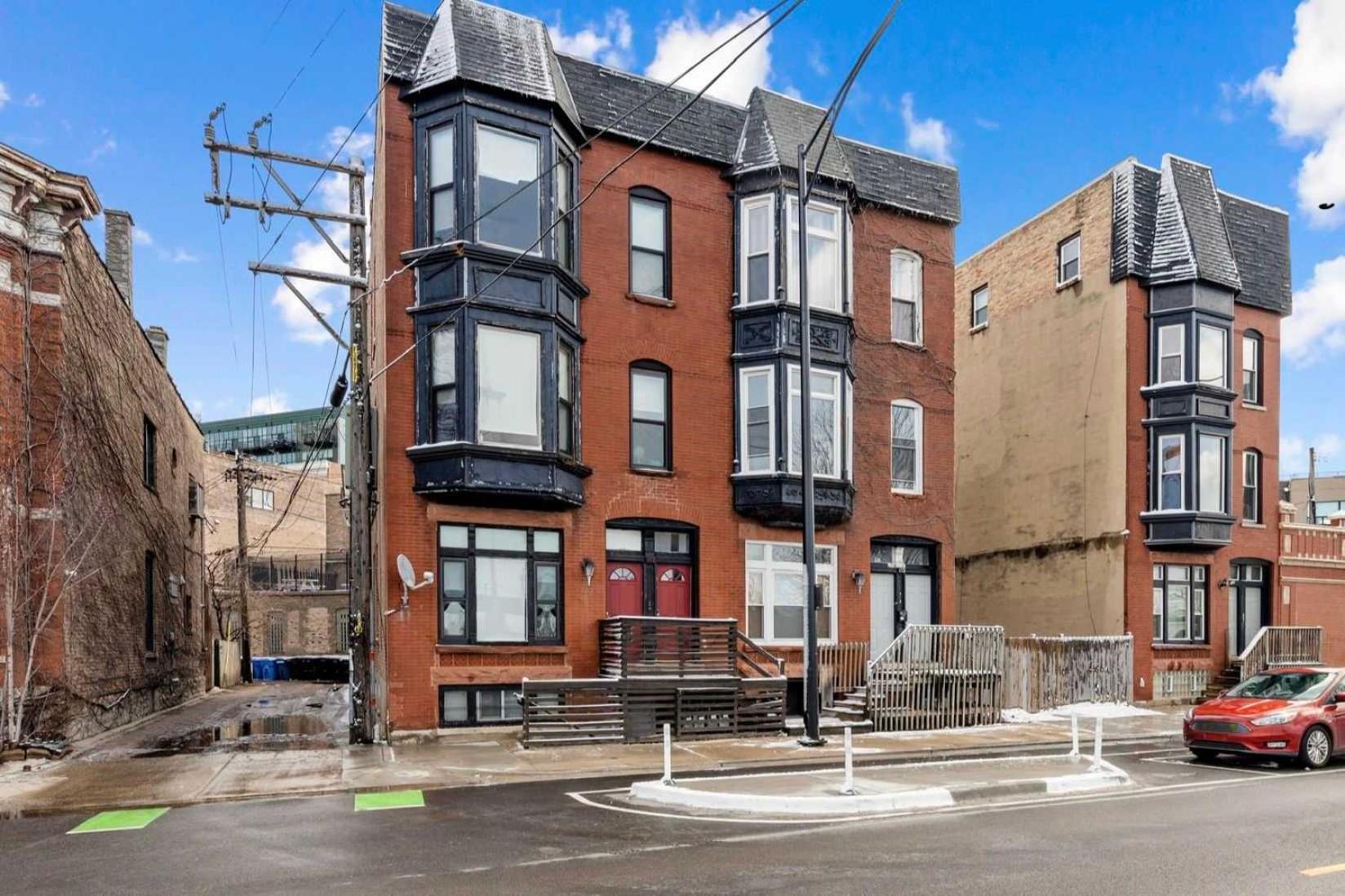Cozy 2 Bed By West Loop With Parking & Laundry Apartment
