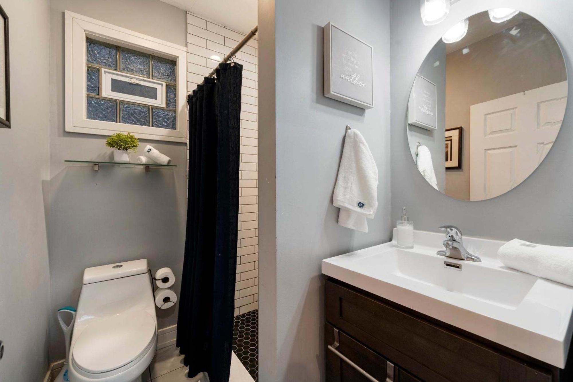 Cozy 2 Bed By West Loop With Parking & Laundry
