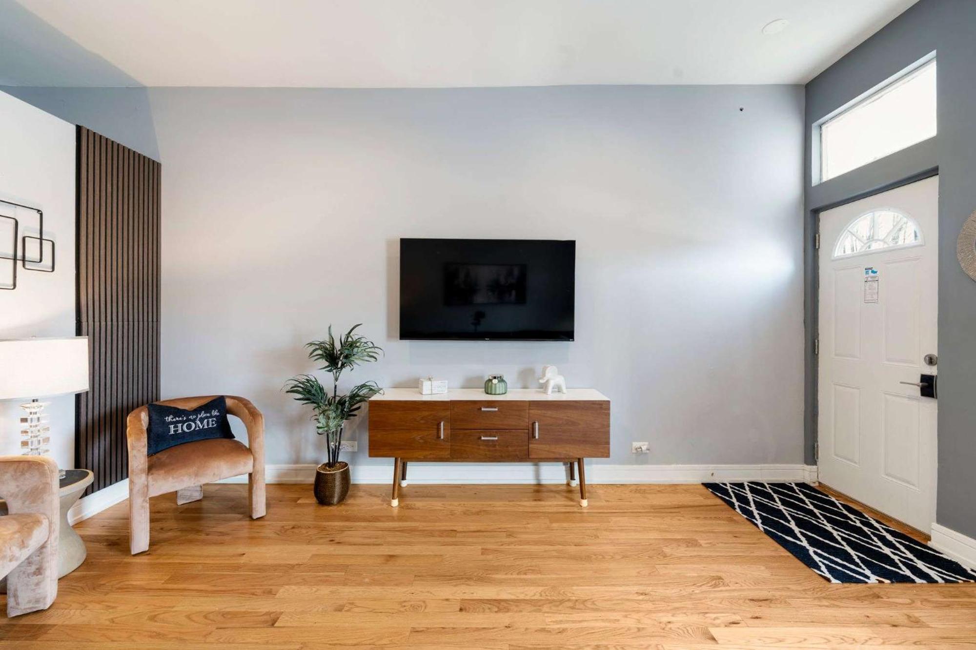 Cozy 2 Bed By West Loop With Parking & Laundry Apartment