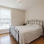 Wrigleyville Home Away From Home! 5 Mins From Downtown! Steps From Lake!! Cozy!
