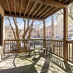 Wrigleyville Home Away From Home! 5 Mins From Downtown! Steps From Lake!! Cozy!