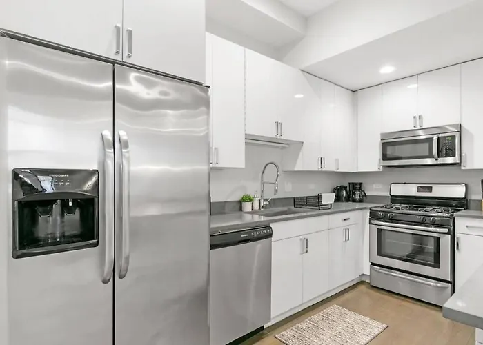 2Br Trendy Urban Apartment - Division 102W