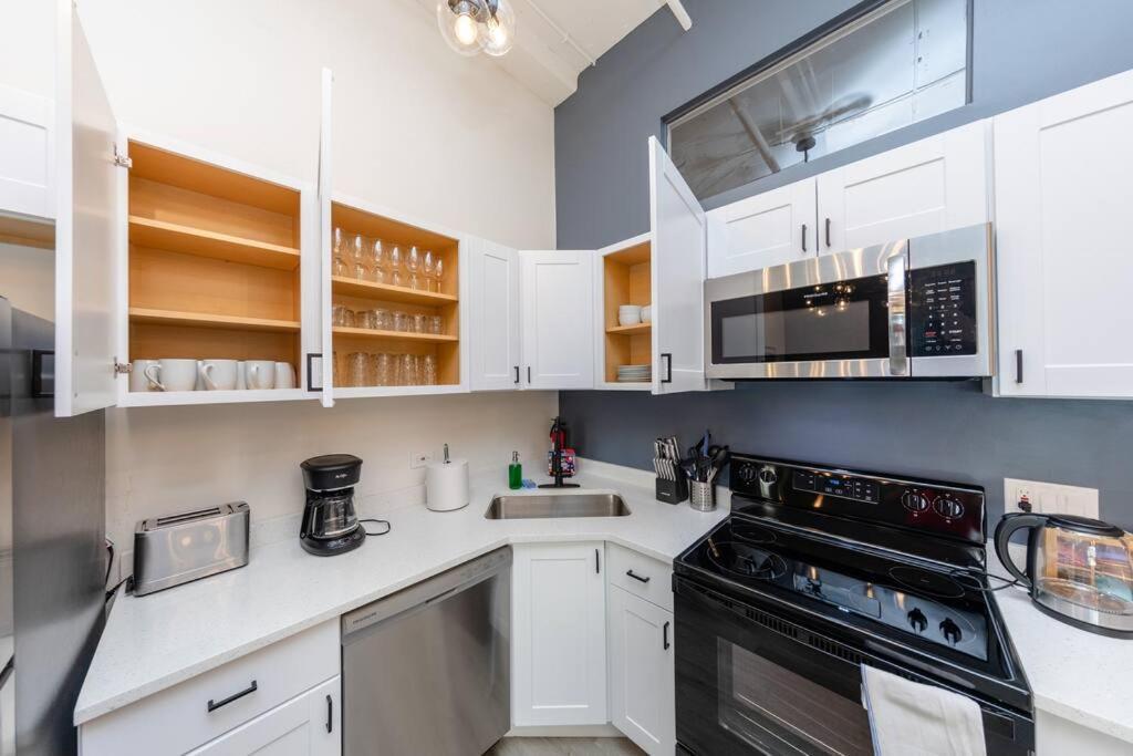 Spacious 5br Luxury Perfect For Groups With Gym Access And Optional Parking Near Mccormick Place, Grant Park And Soldier Field